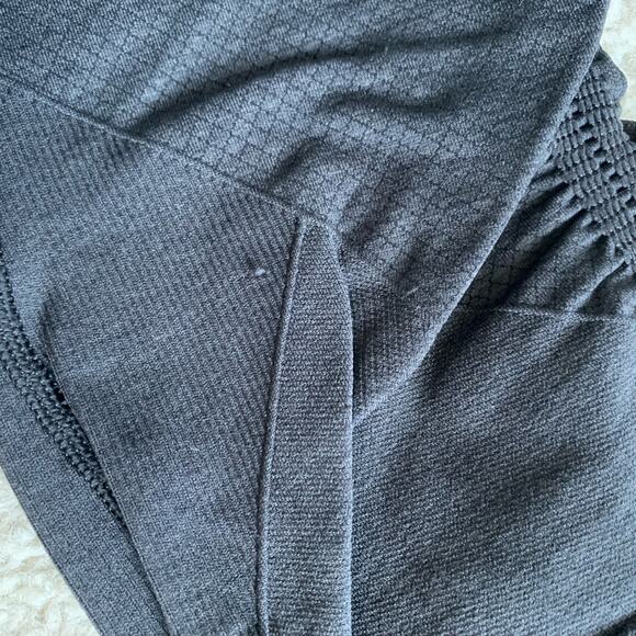 Lululemon In the Flow Crop II Heathered Black size 6 - Picture 5 of 6